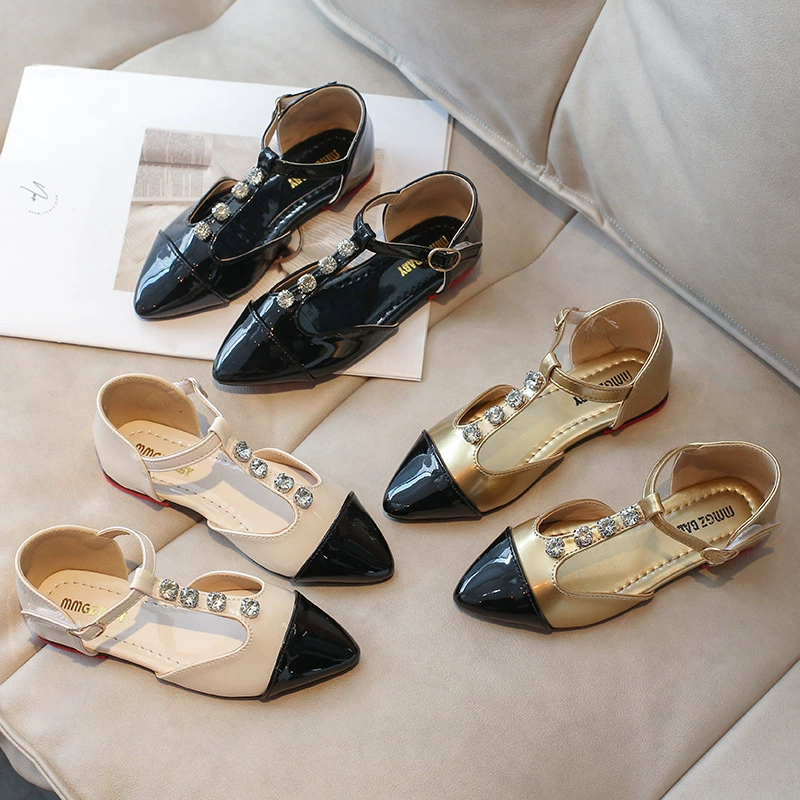 Модная дикая маленькая заострённая детская маленькая кожаная обувь 2024 летняя новая девушка принцесса сандалия