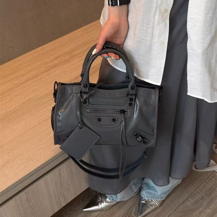 2026 New Lecity Motorcycle Bag Oil Wax Cowhide Niche Retro Studded Tote Bag Large Capacity Commuter Handbag For Women - Thumbnail 4