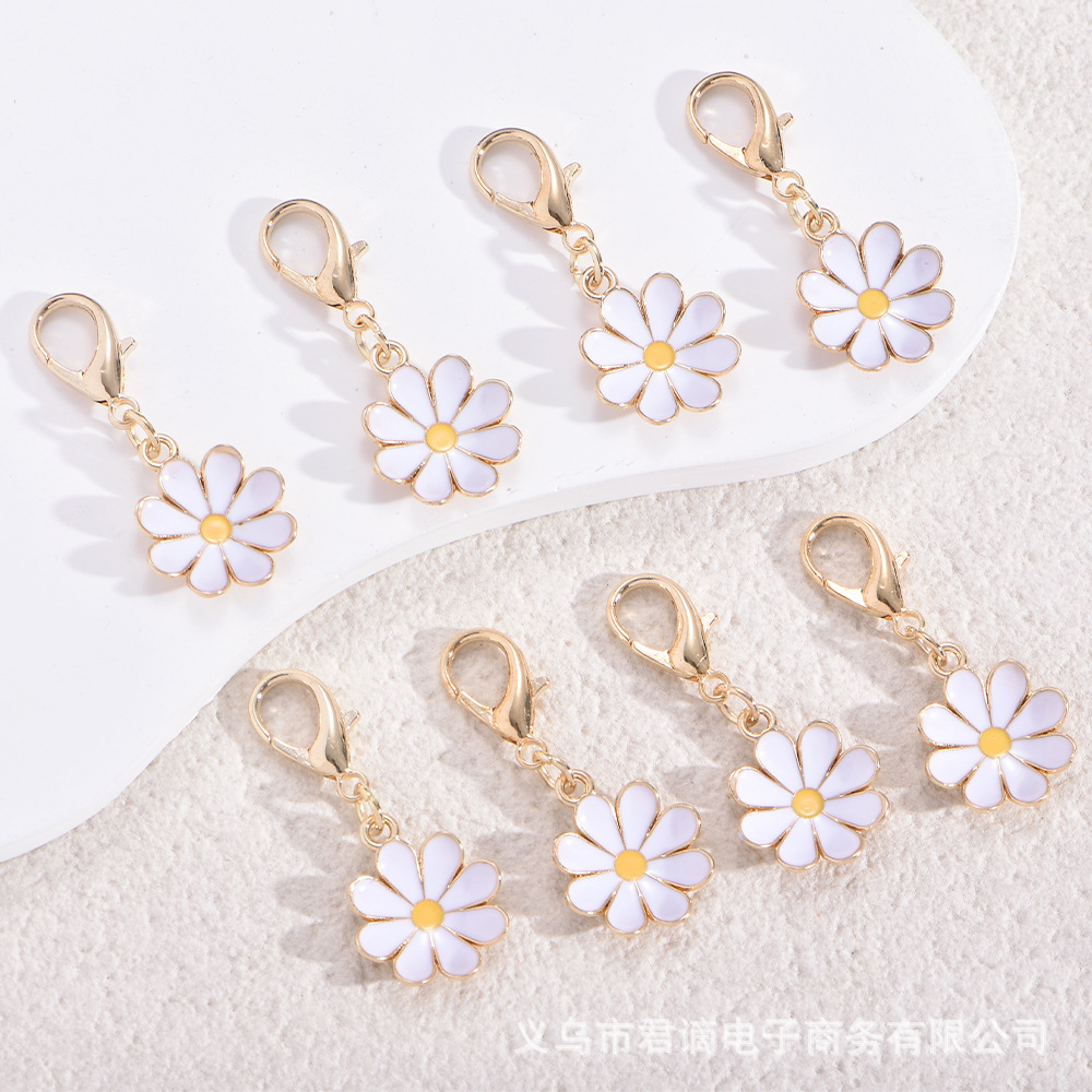 Cross-border best-selling alloy enamel daisy flower pendant, colorful flower charm, bag keychain, decorative accessory
