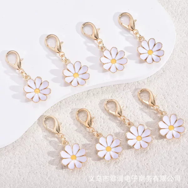 Cross-border best-selling alloy enamel daisy flower pendant, colorful flower charm, bag keychain, decorative accessory