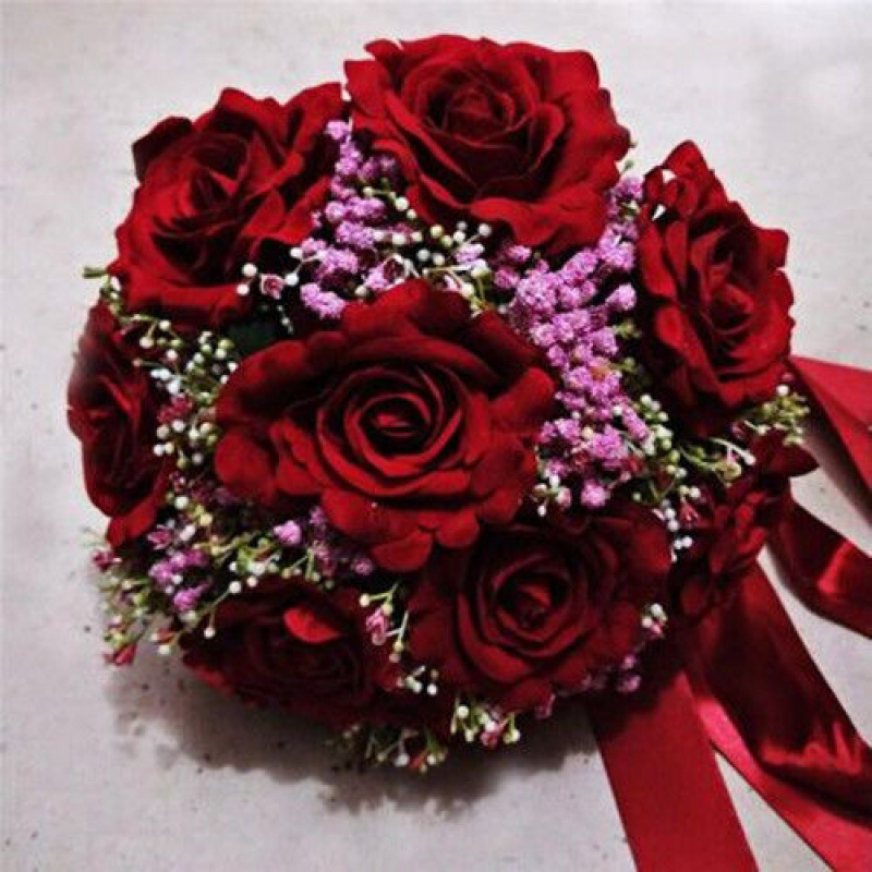 手に花を持つ新婦の韓国式結婚式の領収書のシミュレーションの花束の森系のウェディングドレスの撮影の道具の手に花をささげます。|undefined
