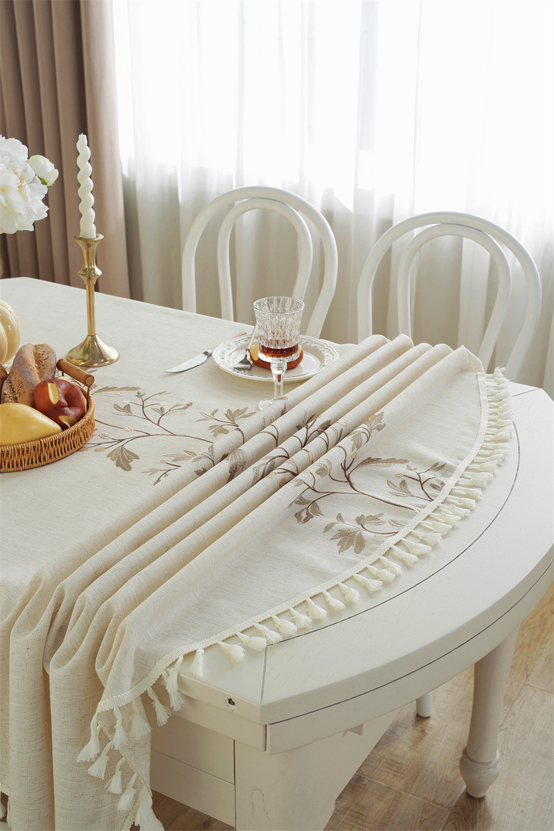 Nappe vintage à fleurs rouges en jacquard avec pompons_voghion.com