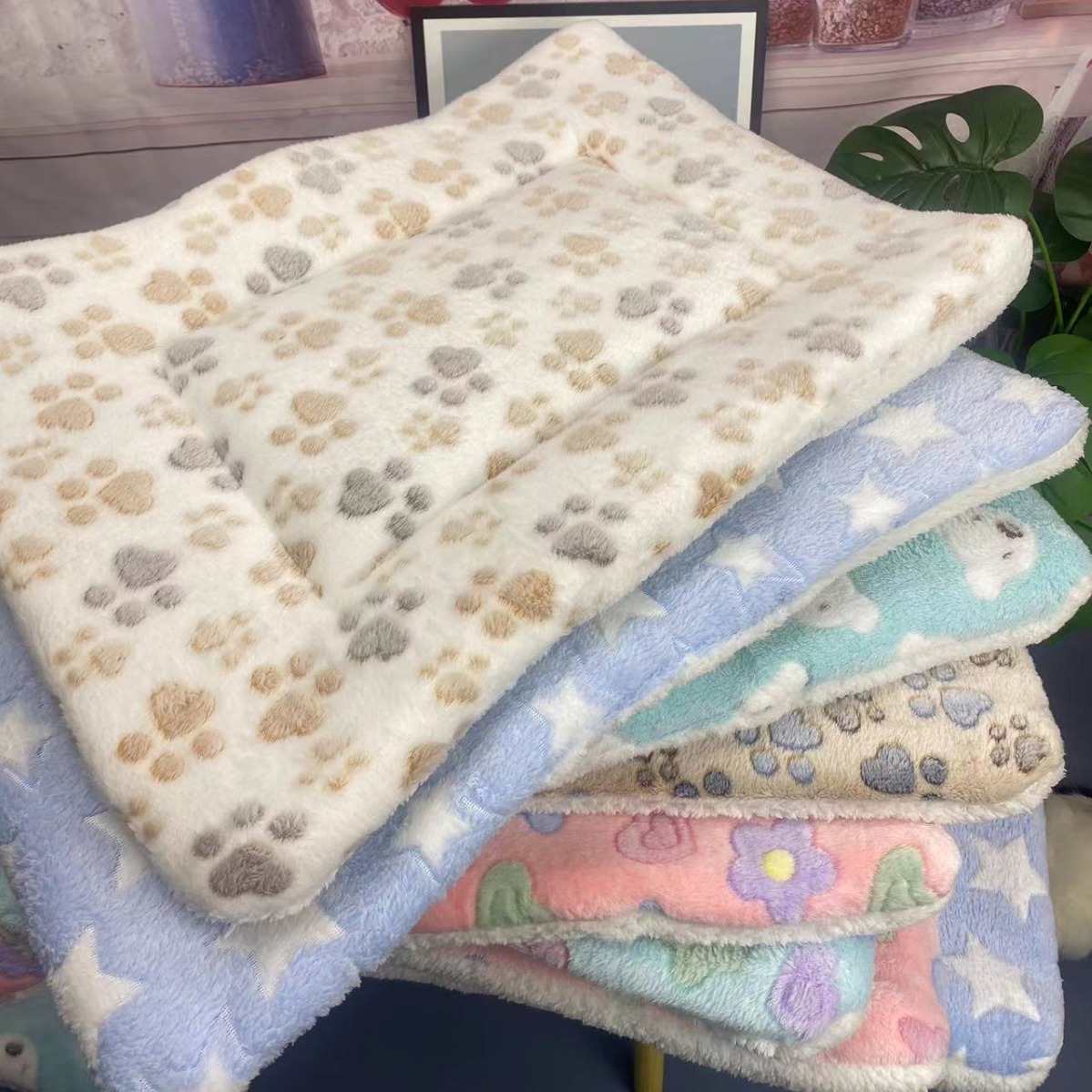 Корейская версия маленькой цветочной подушки для домашних животных четыре сезона универсальная теплая, мягкая удобная ткань -кошачья марионетка для спящих подушки оптом