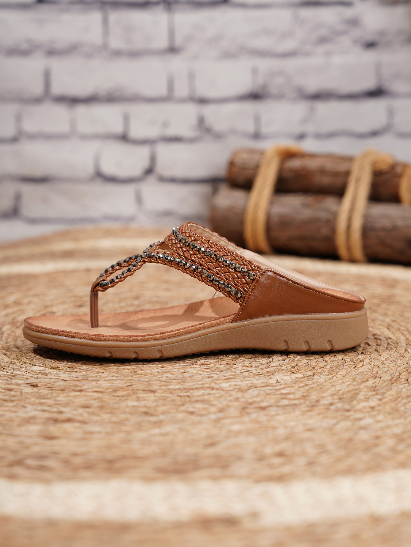 Infradito da donna con suola piatta, con strass e perline, adatte per le vacanze al mare._voghion.com