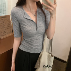 純色の肩のvネックの短いtシャツの女性の夏の2025年の新型の修身はやせているギャルの5分の袖の薄い上着を現します。