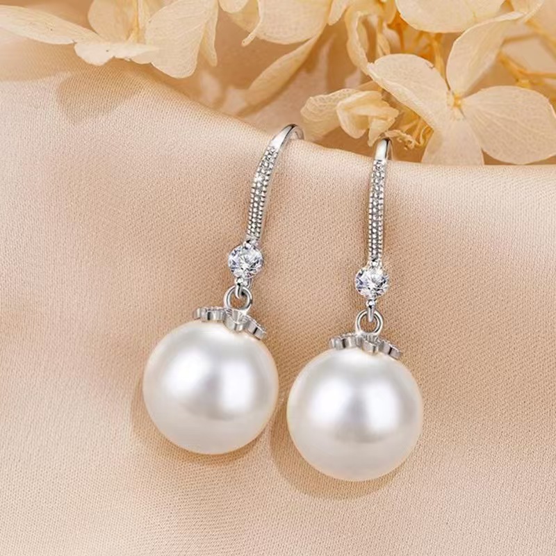 Universal fashionable elegant earrings from pearl