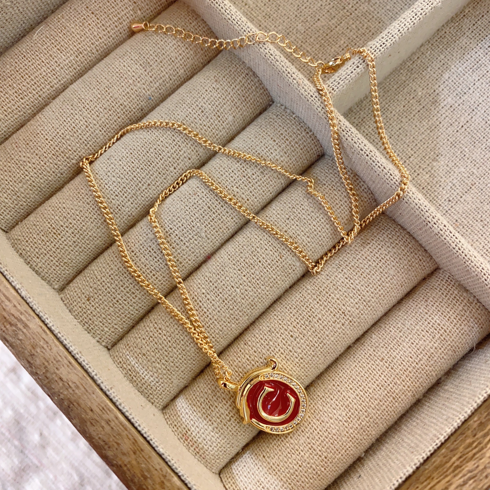 Collar de Año Nuevo rojo para mujeres 2024 nuevo popular gota esmalte auspicioso dragón año suéter cadena moda todo partido Otoño e Invierno collar