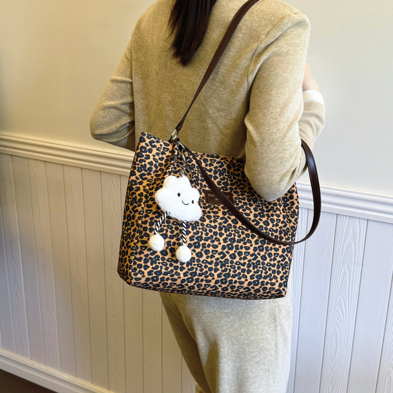 Retro leopardo bolso de gran capacidad para mujeres otoño / invierno 2024 nuevo tipo de bolso de hombro de moda universal bolso de viaje explosivo