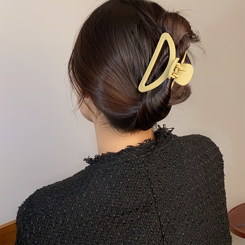 Serie de café de leche clip de pelo grande clip de tiburón hembra cuchara trasera updo simple temperamento clip de pelo moda accesorios para el cabello al por mayor