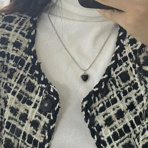 Japanese and Korean Ins New Product Pendant Necklace, Black Heart Alloy Necklace for Women, Simple and Elegant Personality Sweater Chain