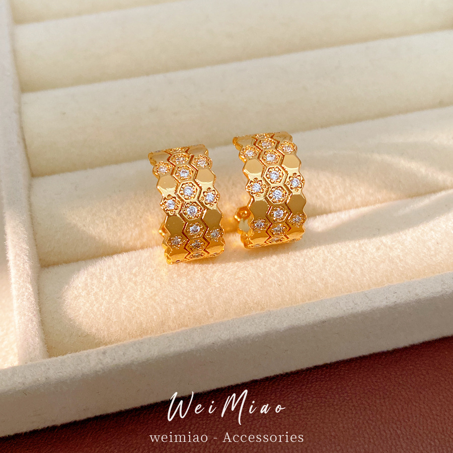 18K oro real chapado agujas de plata zircon hexagonal en forma de C aretes personales de viento frío aretes ligeros de lujo alta sensación de aretes