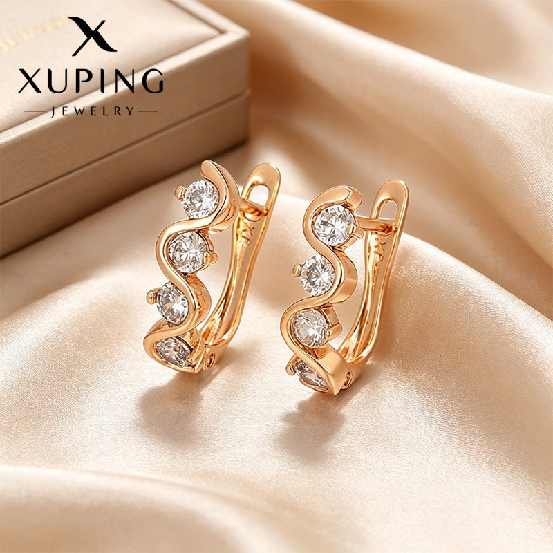 Xuping aleación de cobre chapado 18k ruso nicho de diseño de moda en forma de D hebilla pendientes de aguja recta al por mayor