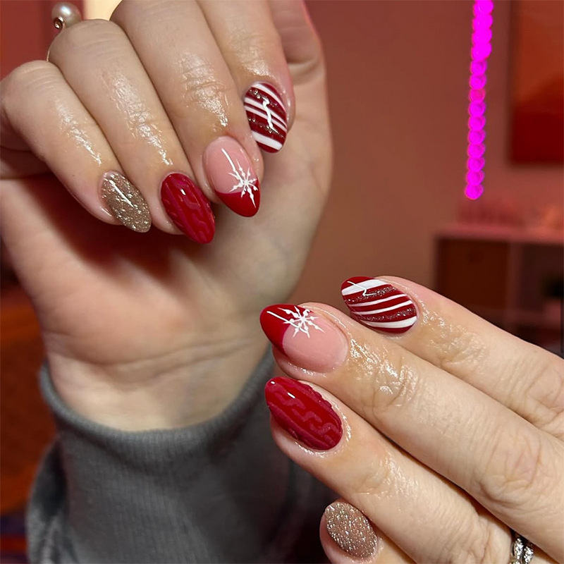 Medium almond-shaped Christmas manicure with red French nails, autumn and winter sweater pattern, glitter stripes, and snowflake fake nails Medium almond-shaped Christmas manicure with red French nails, autumn and winter sweater pattern, glitter stripes, and snowflake fake nails