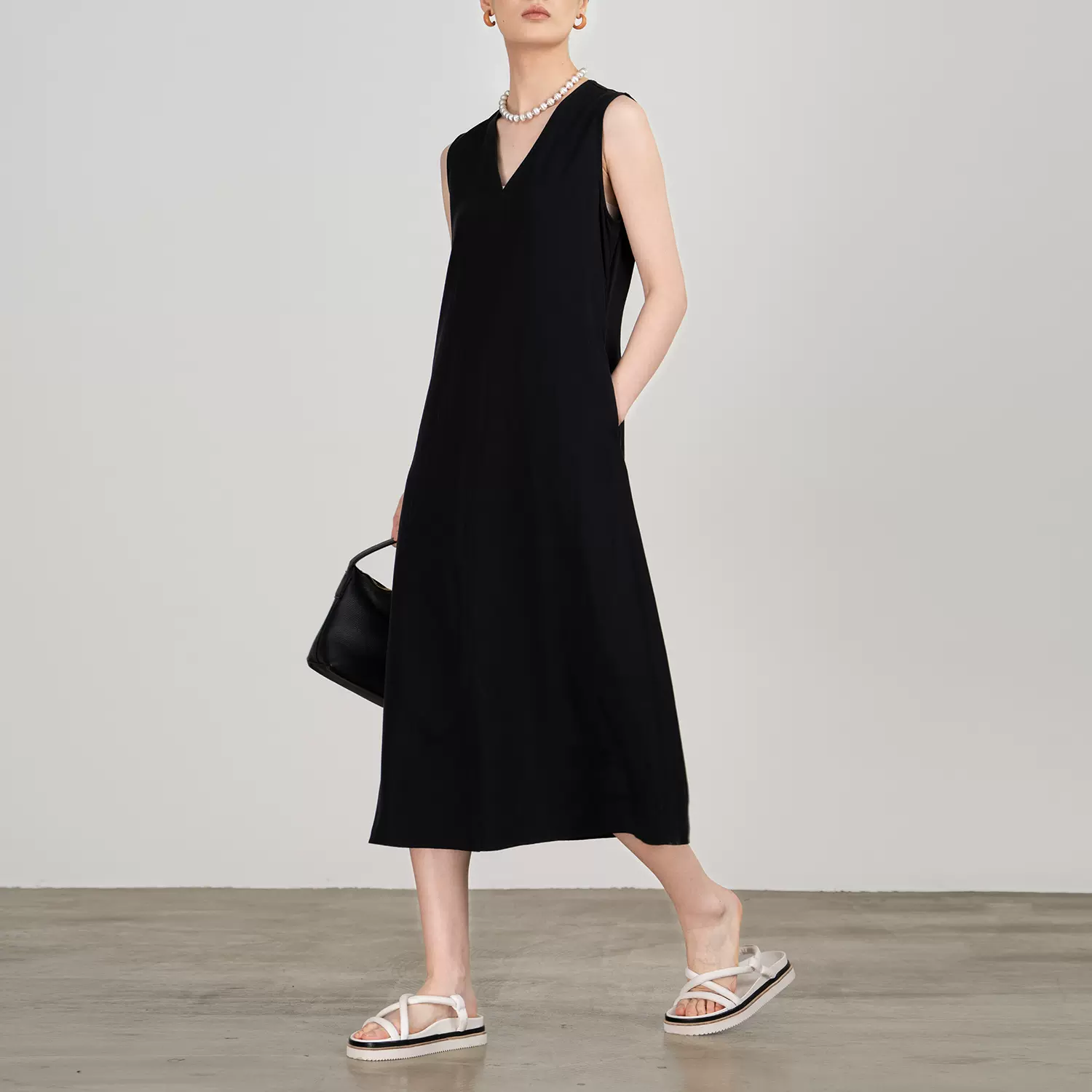 轻奢TT柜上3K+透气垂坠亚麻混纺V领洗水廓形无袖连衣裙小黑裙26夏