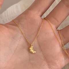韩版可爱牛角面包项链女时尚个性小众设计感ins风气质简约锁骨链