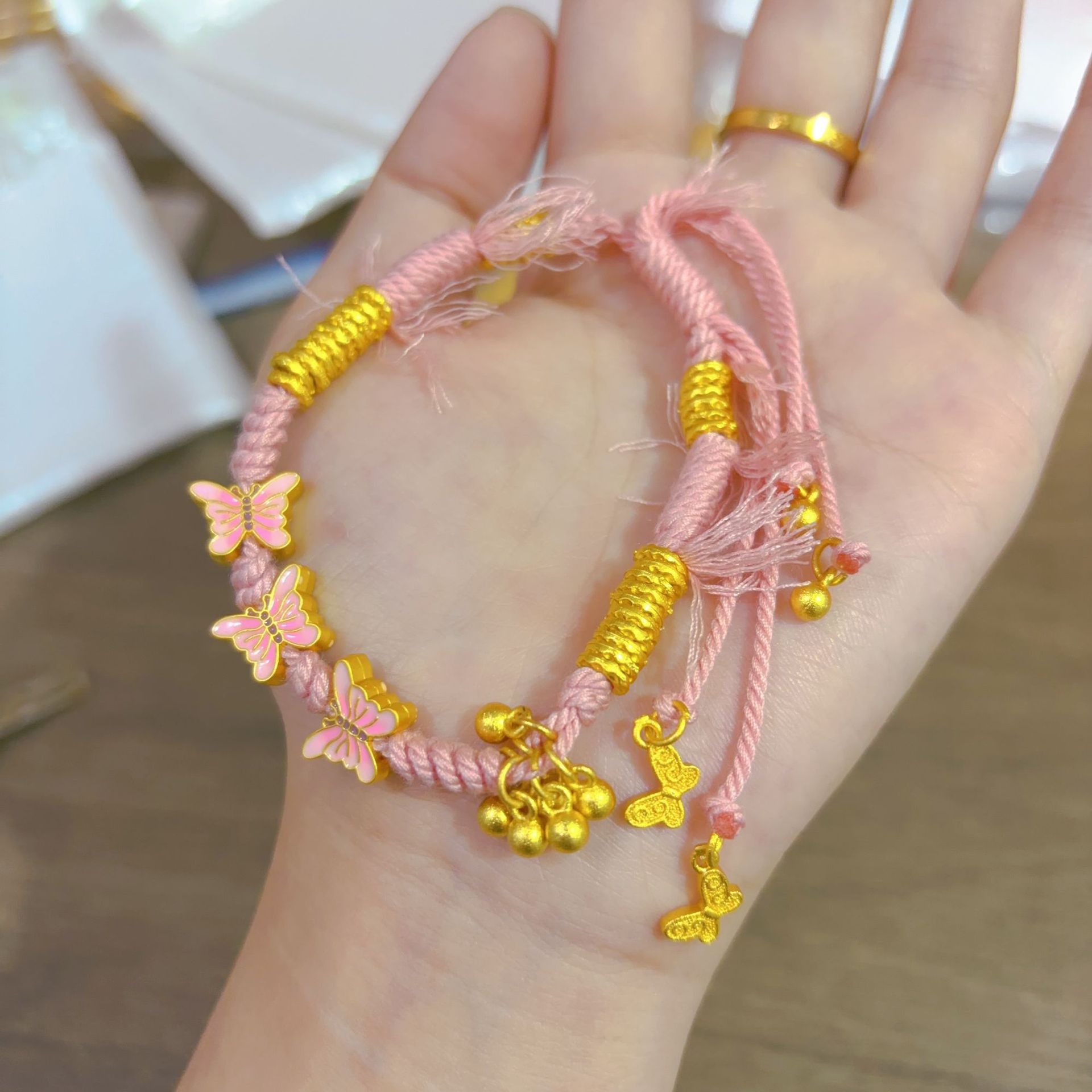 Bracciale antico in smalto color oro sabbia con motivo a farfalla e martello, bracciale placcato oro da donna con corda per avvolgere la vita, fornitura_voghion.com