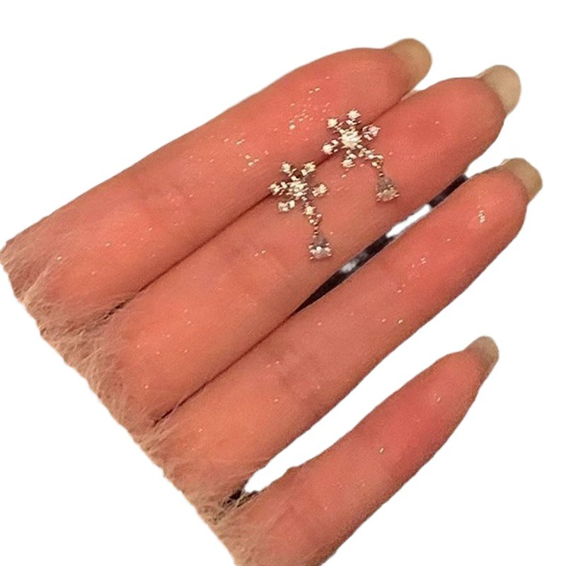 Изысканные нежные сверкающие циркониевые снежинки серьги женские осенние и зимние премикие серьги гарнир новый 2024