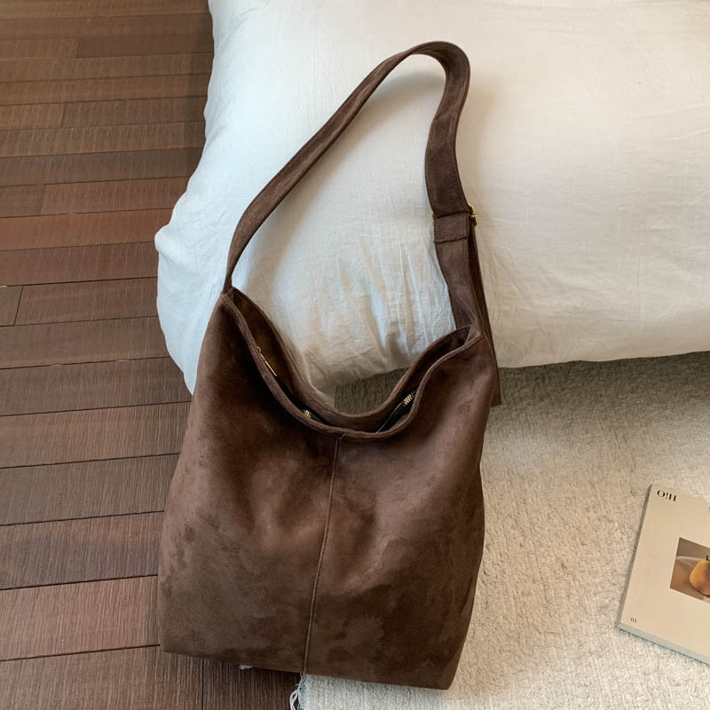 Otoño y invierno coreano de seda bolsa de balde de gran capacidad de hombro bolso de mano para mujeres 2025 nuevo retro viaje mochila