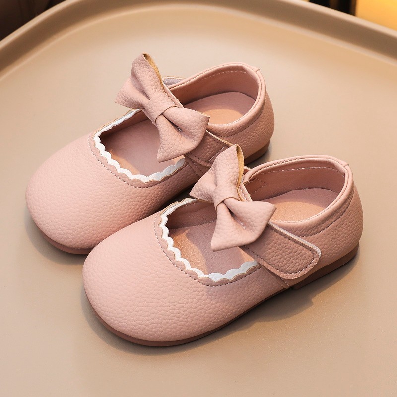 Zapatos de cuero para niñas 2025 verano nuevo estilo con lazo de suela suave zapatos de princesa para niños Velcro zapatos de bebé para niños pequeños y medianos image 4