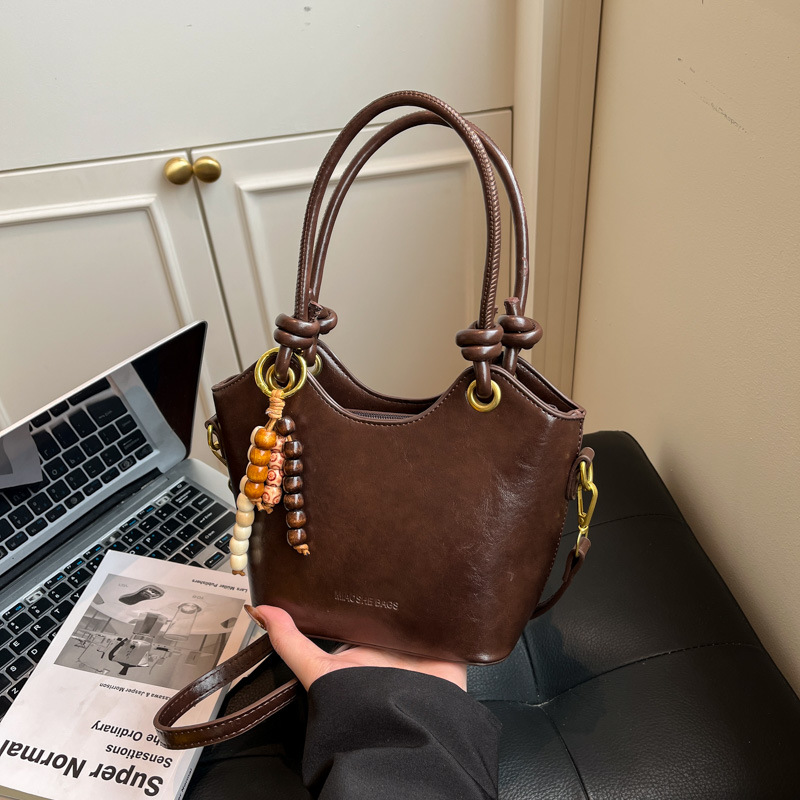 Coreano retro cuero suave bolso de cubo de mano 2025 nuevo estilo de alto nivel bolso de hombro de moda bolso de viaje para mujeres