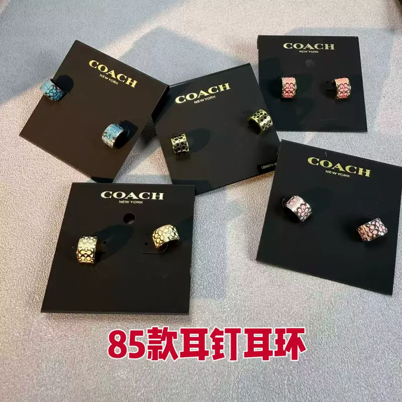 ต่างหูห่วงลายตัวอักษรเคลือบทอง แบรนด์ Coach