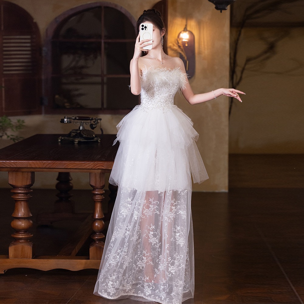 Đầm maxi nữ thắt eo cổ yếm phong cách Pháp, tay lỡ xếp tầng, phối lông vũ trang trí — Trắng