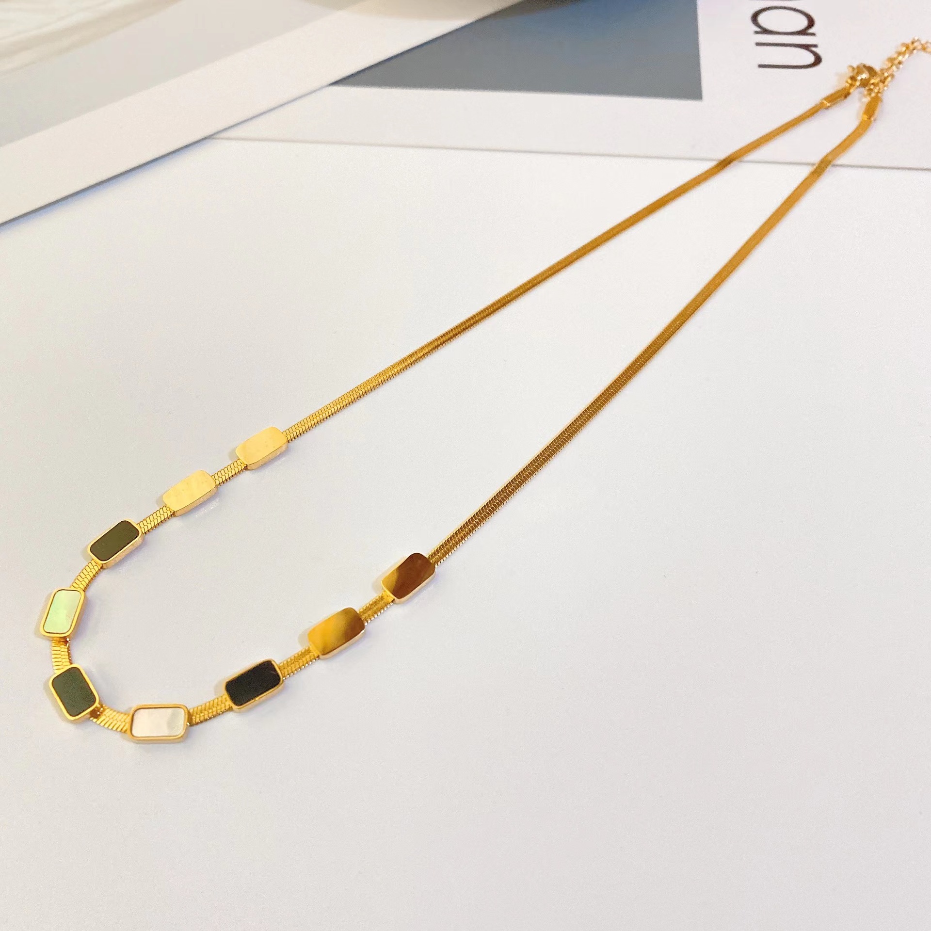 Neue Schlangenknochenkette Aus Titanstahl Mit 18 Karat Vergoldeter Schwarz-weißer Quadratischer Halskette display picture 2