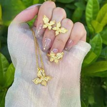 黄金色漫舞蝴蝶吊坠项链小众设计百搭轻奢礼物送女友锁骨链挂坠