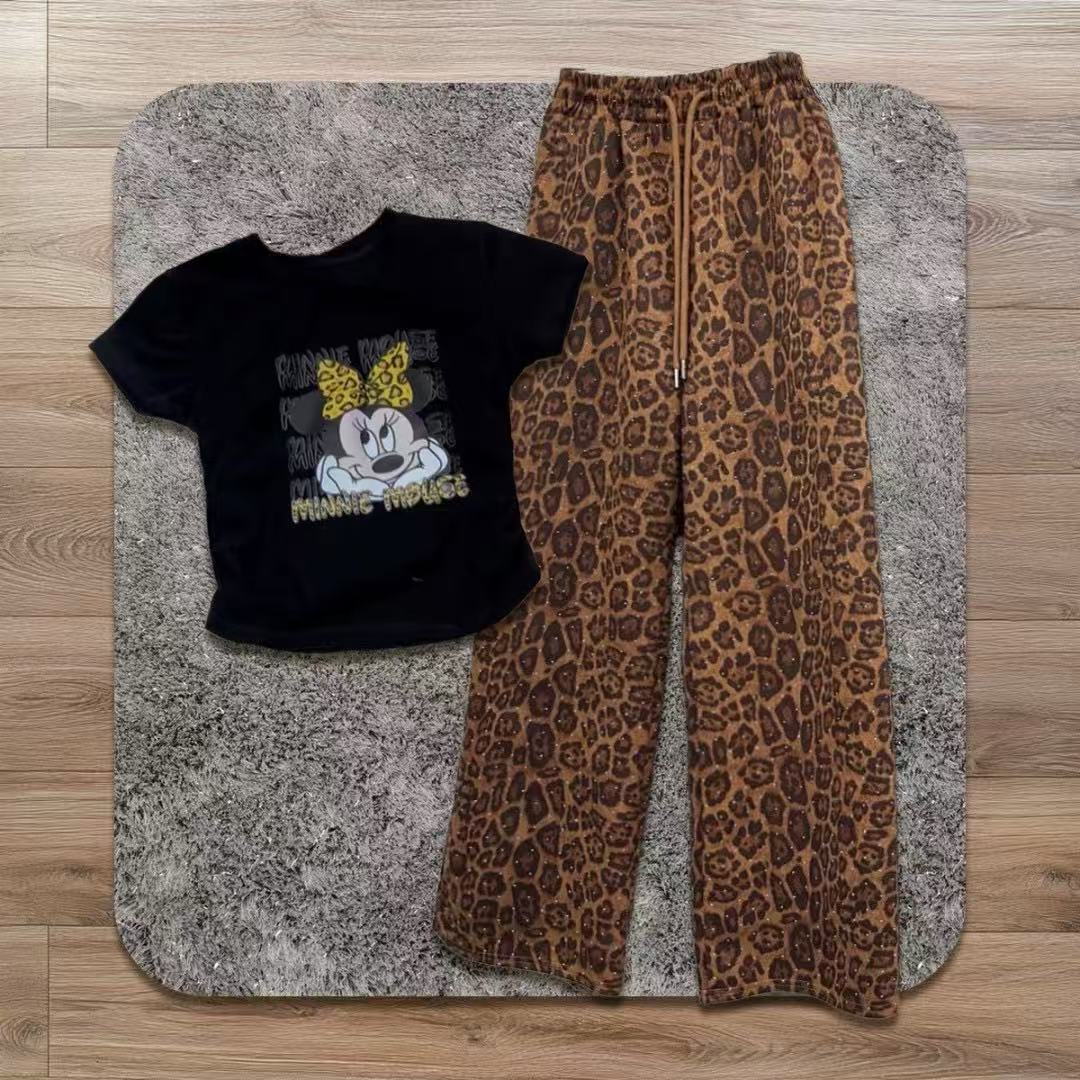 Modaga mos ayollar yozgi yangi multfilm naqqoshida jingalak kalta yengli futbolka va leopard naqqoshida keng oyoqli shimlar, kundalik ikki qismli to'plam (Instagram uslubida)