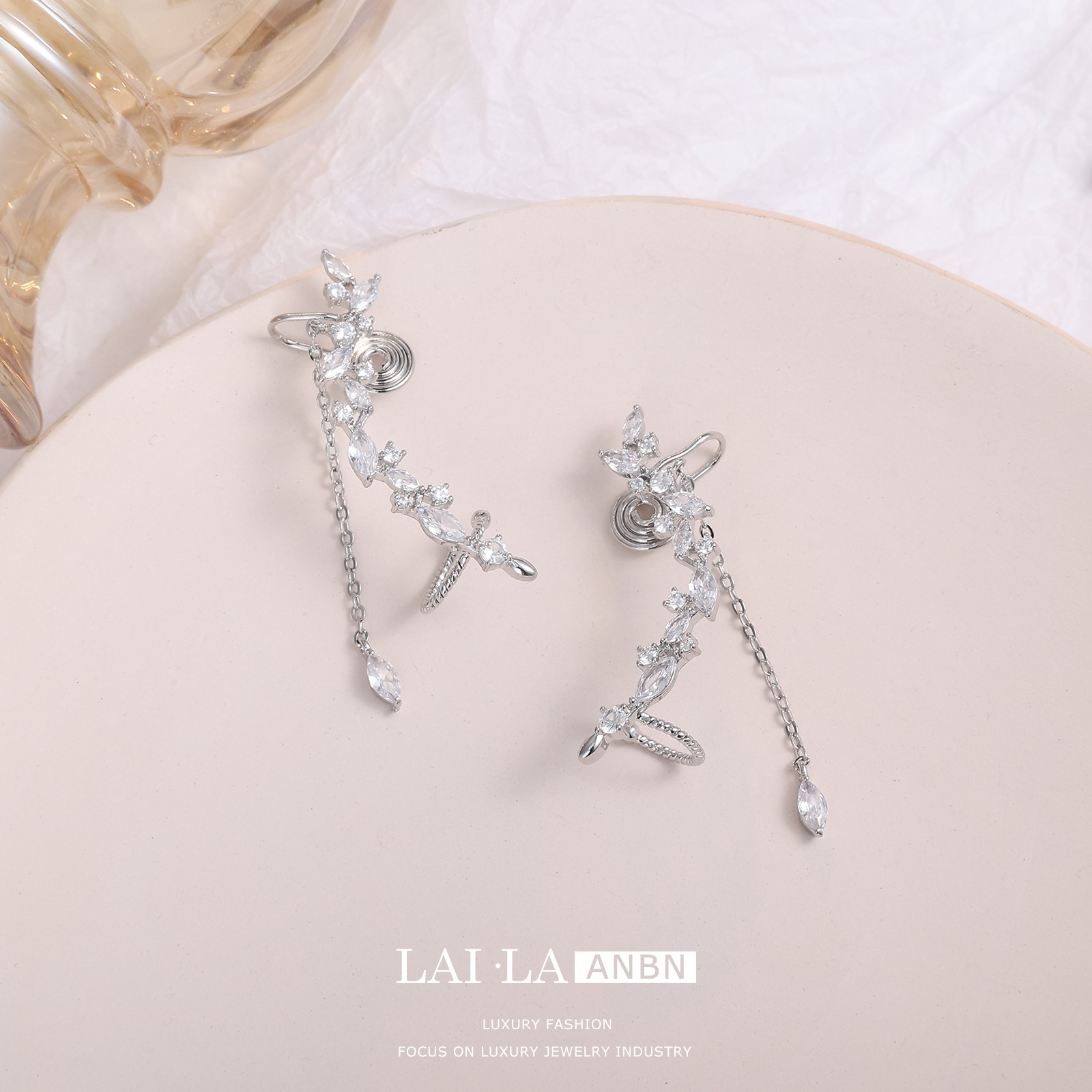 Mosquito bobina oreja clip hembra sin oreja clip de hueso de oreja de alto grado nicho diseño pendientes S925 pendientes de aguja de plata al por mayor