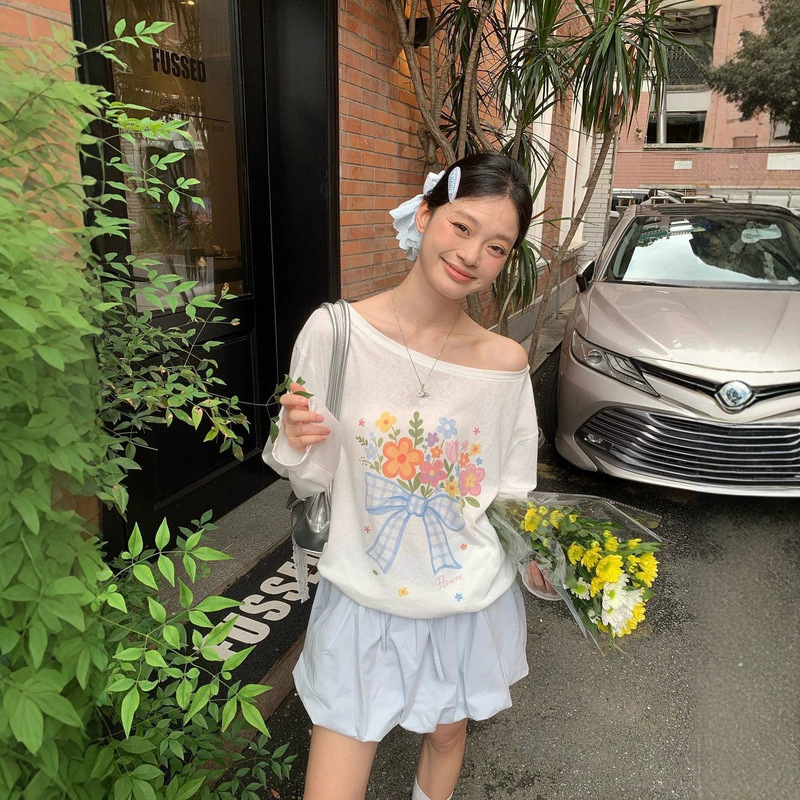 White Off-Shoulder Sun-Protective Long-Sleeve T-Shirt for Women, New Summer Style, Loose Floral Print Design, Cover-Up Top for Students, Ins Style White Off-Shoulder Sun-Protective Long-Sleeve T-Shirt for Women, New Summer Style, Loose Floral Print Design, Cover-Up Top for Students, Ins Style
