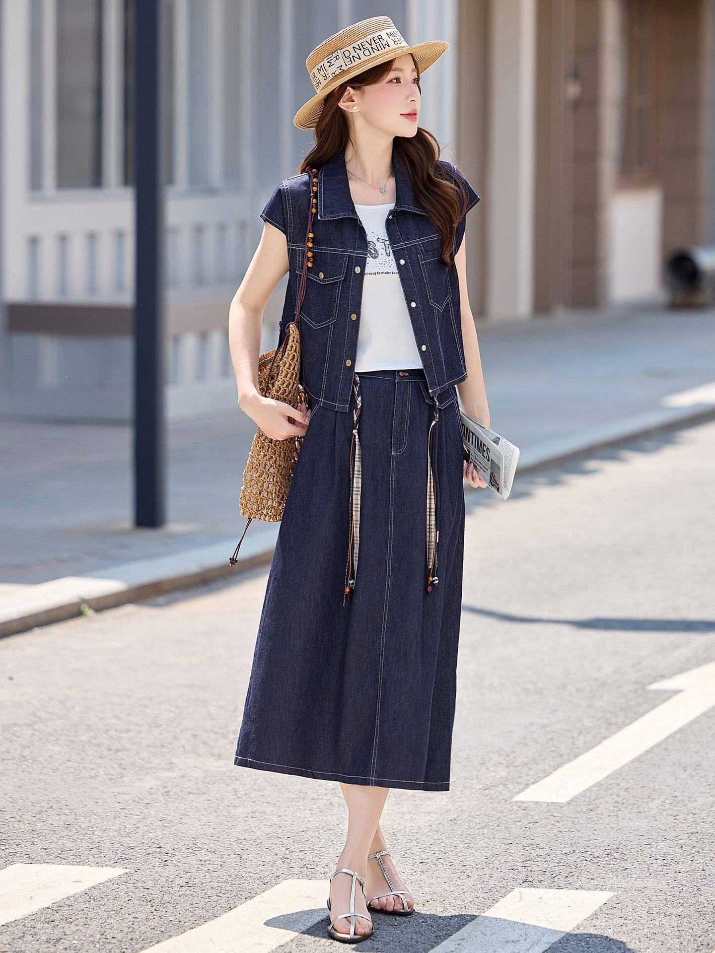 Bộ váy denim ba mảnh gồm áo khoác vest không tay, áo hai dây và chân váy midi — Màu ảnh