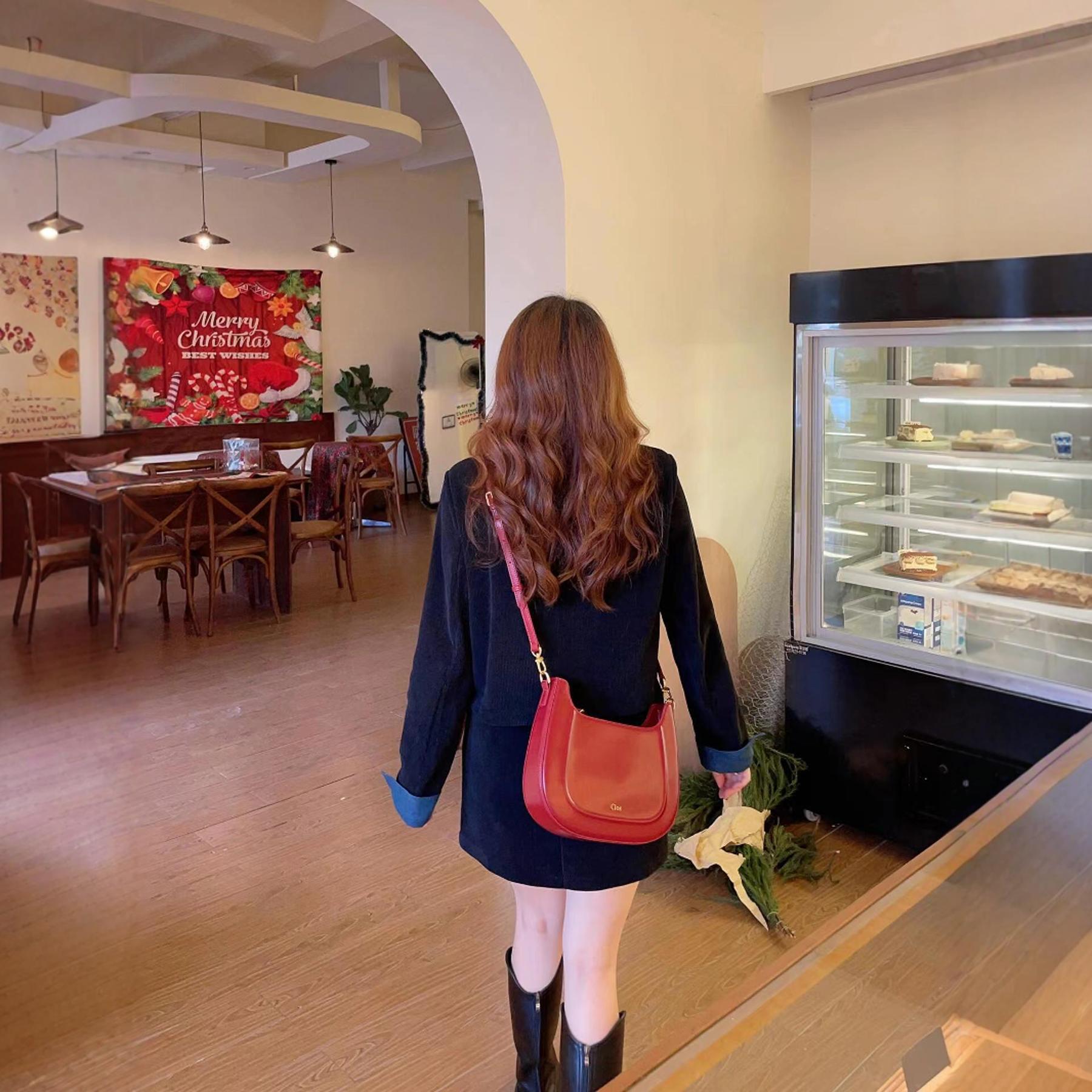 틈새 디자인 클로스 새로운 2024 가죽 빈티지 안장 가방 레드 웨딩 신부 가방 여성용 어깨 크로스 바디 백