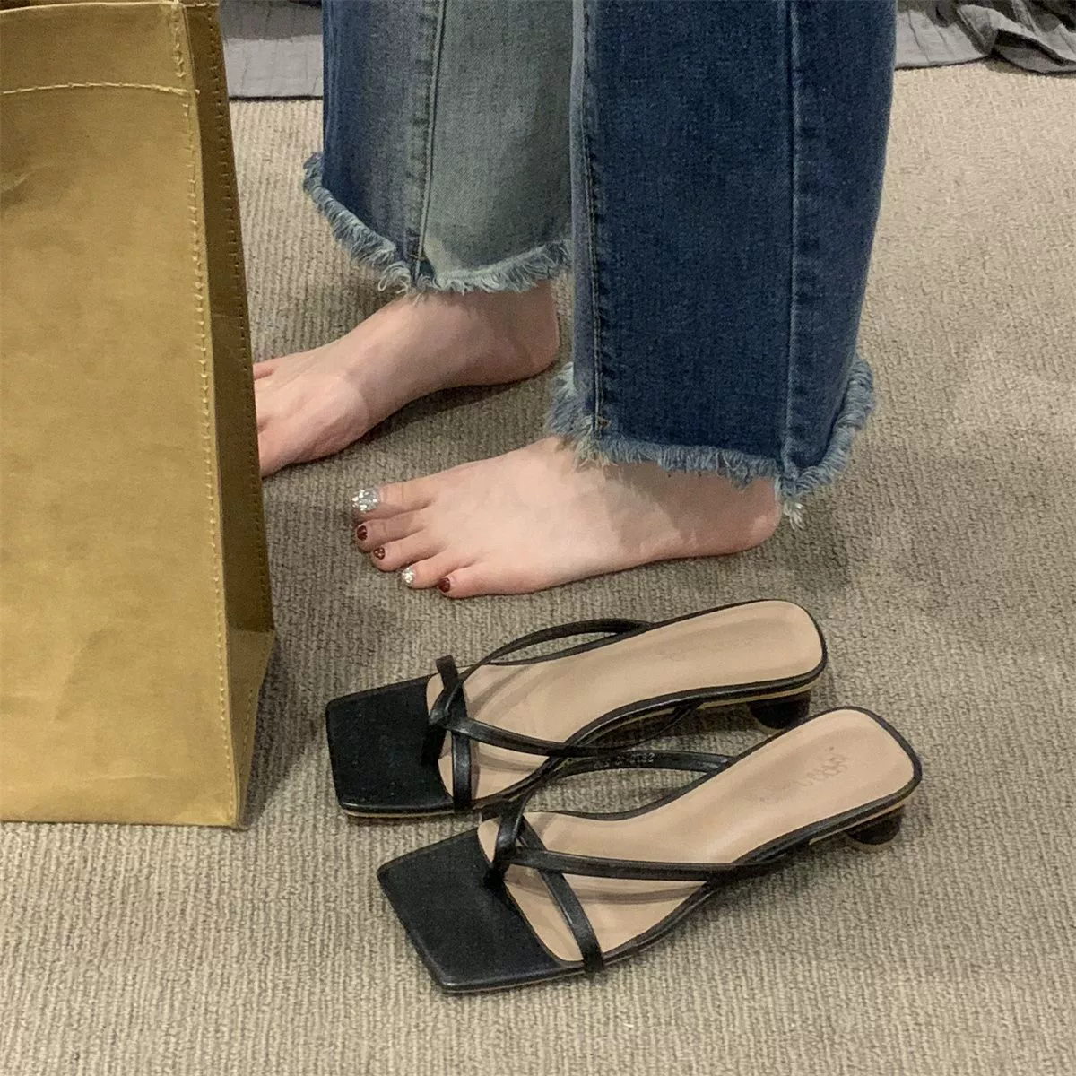 Французские тапочки носят женские 2023 новые толстые каблуки с квадратными пальцами серебряные римские феи ветреные сандалии