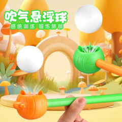 新型の子供は空気を吹いてボールのおもちゃを浮かべます。