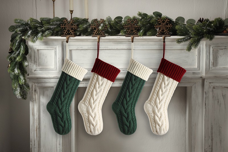 Gestrickte dekorative Weihnachtsstrümpfe Hängestück Farblich passende vergrößerte Staffelung Fried Dough Twists 46 groß_voghion.com