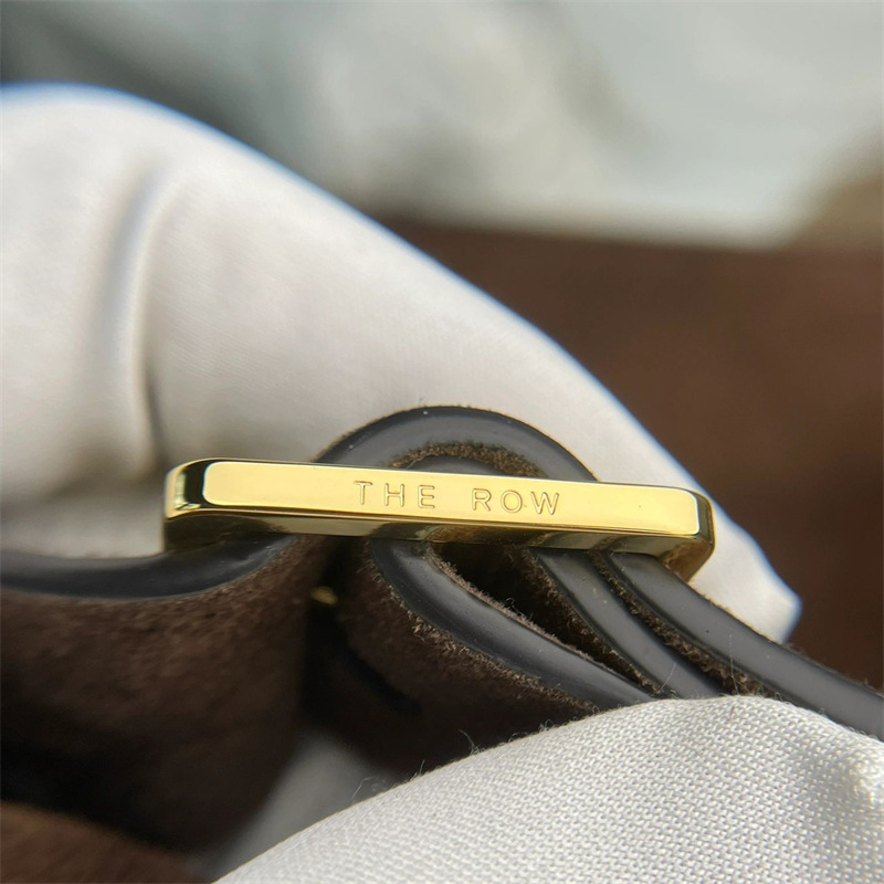 Pojemna torba na ramię The Row z prawdziwej skóry bydlęcej z zamszową warstwą wierzchnią. Margaux 15 Dong Jie to ta sama torebka na jedno ramię_voghion.com