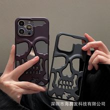 适用苹果16Promax镂空散热骷髅头手机壳iPhone15电镀磨砂碳纤维套