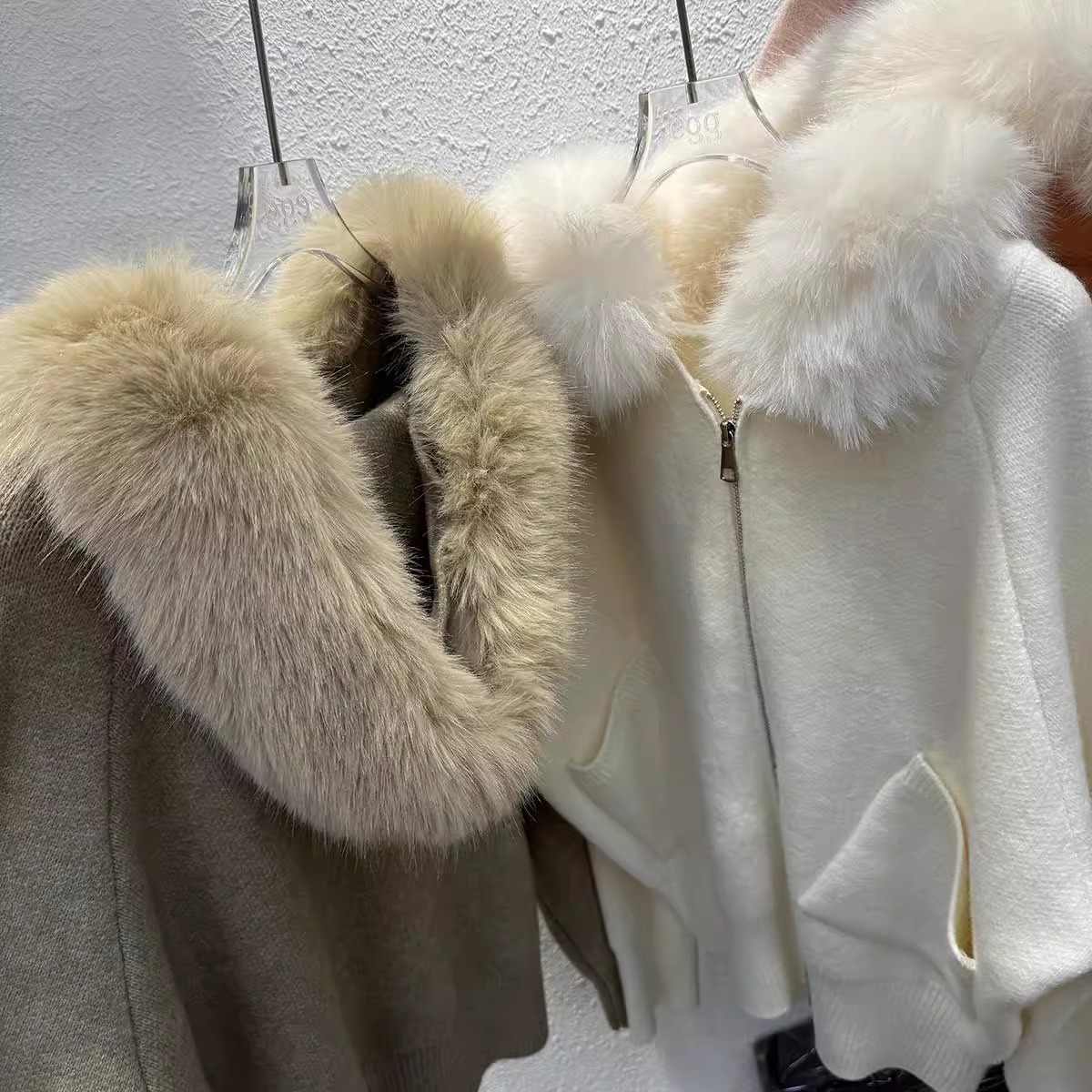 Damenbekleidung: Oversize-Strickjacke mit Pelzbesatz und Kapuze – Winterstrickjacke für Damen_voghion.com