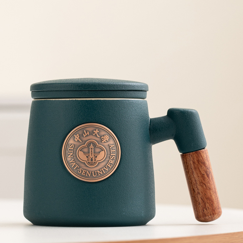 Taza de cerámica famosa escuela taza de filtro taza de marca taza de metal bronce relieve impresión LOGO taza de agua taza con tapa caja de regalo