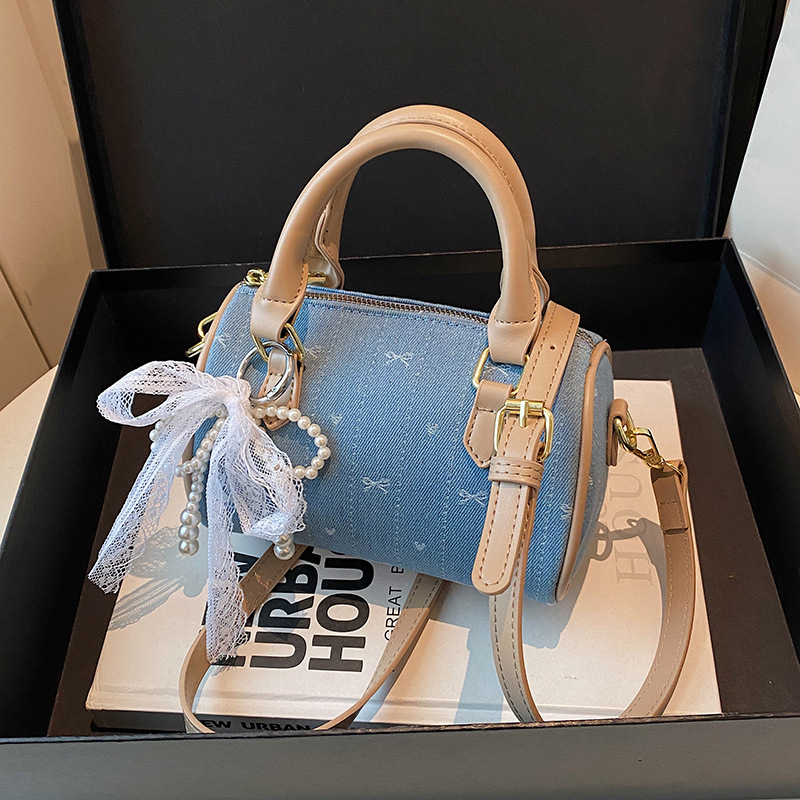 2025夏新款直播爆款波士顿流行单肩手提手拎赠蝴蝶结挂件斜跨女包