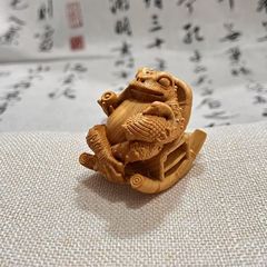 崖柏の木彫りの人生の勝者はヒキガエルの揺れる椅子を並べます。