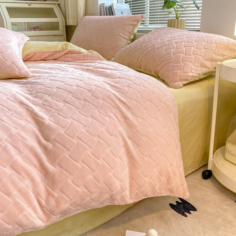 Nuevo conjunto de cuatro piezas de terciopelo tallado, dormitorio de terciopelo de leche grueso, tres piezas de cama, cama de cama, sábanas cálidas, sábanas de invierno