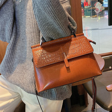 女士包包2022新款潮斜挎包小众设计感小包洋气时尚百搭真皮手提包