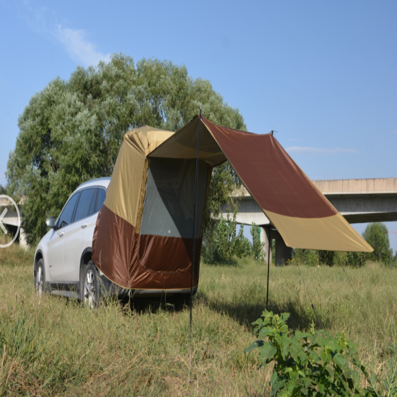 屋根テントsuv車の後ろにテントを伸ばして、自分で屋外キャンプ車の車の日除け車のサイドテントを旅行します。|undefined