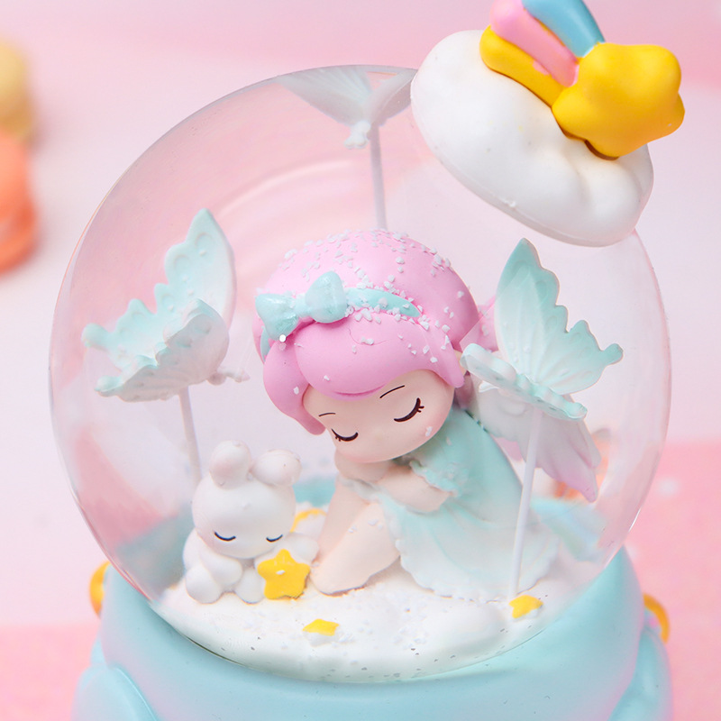 Dibujos animados creativo sueño mariposa bola de cristal caja de música nieve luminosa decoración de escritorio regalo de cumpleaños para niños al por mayor