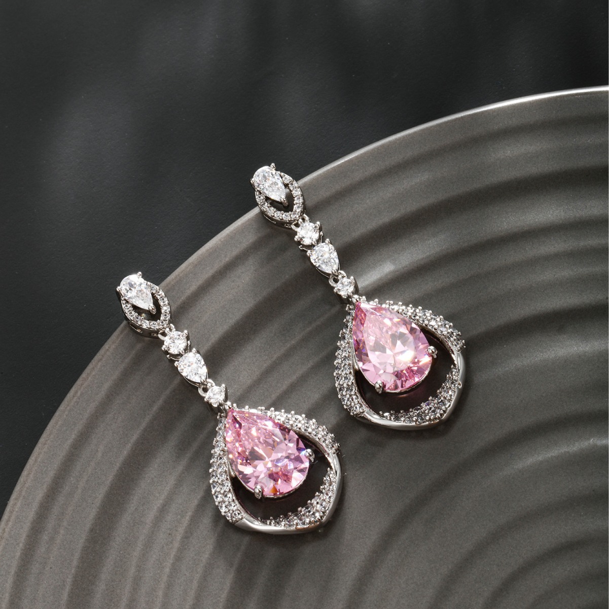 Xuping Caibao series nuevos pendientes de piedras preciosas artificiales rosas gotas de agua en forma de pera temperamento elegante Pendientes de alta gama mujeres