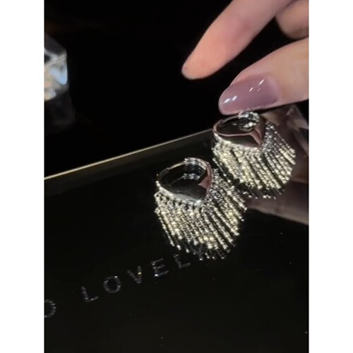 Heart-shaped tassel chain earrings with metal tassels, slim and stylish, suitable for women's fashion and unique design.