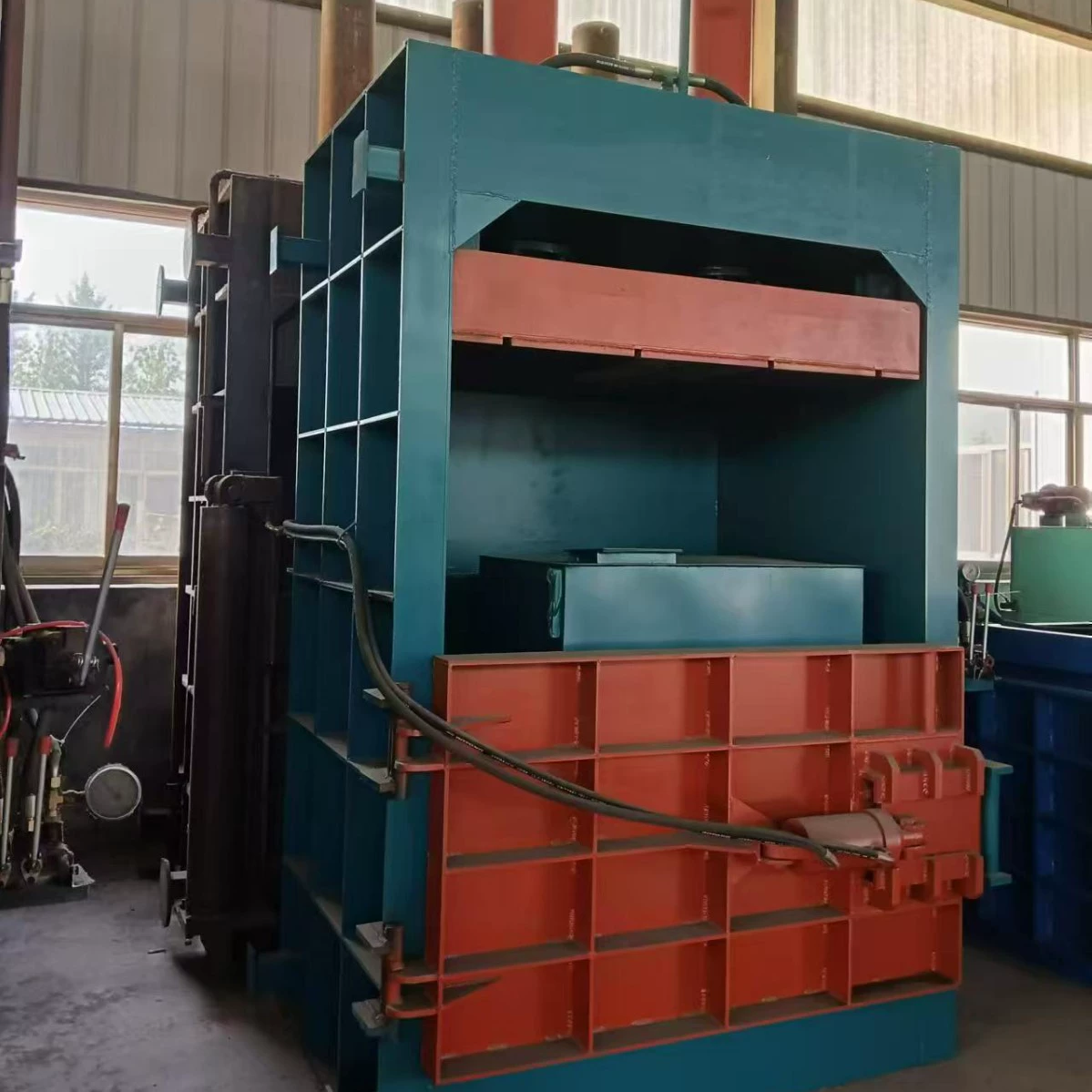 200 тонн вертикальных гидравлических пресс-подборщиков