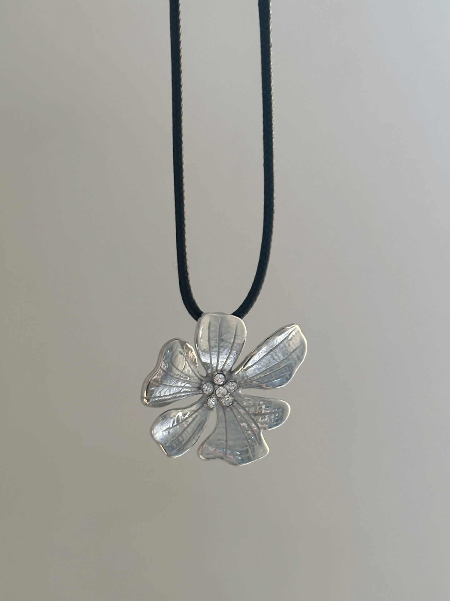 Pendant Necklace Classification Wholesale Jewelry Retro Flower Leather Rope Titanium Steel Zircon 18K Gold Plated Plating Inlay Pendant Necklace